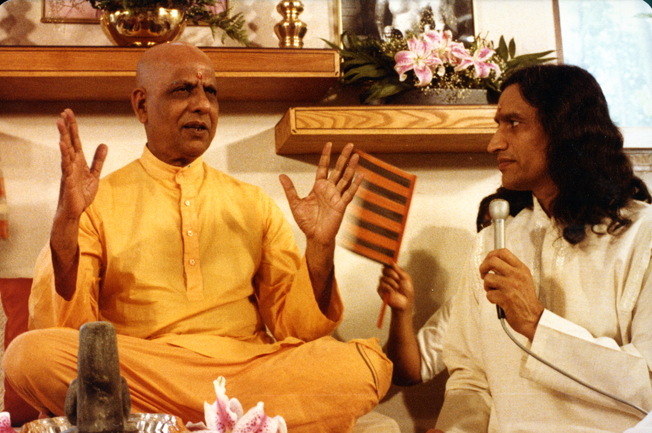 Gurudev wraps Bapuji in his shawl